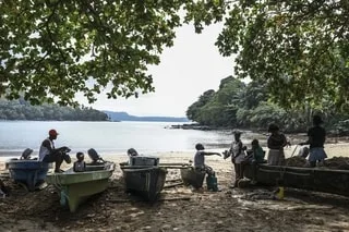 DANS CE « PARADIS » CACHÉ ET MÉCONNU, UN MULTIMILLIONNAIRE PAYE LA POPULATION POUR UNE RAISON BIEN PRÉCISE