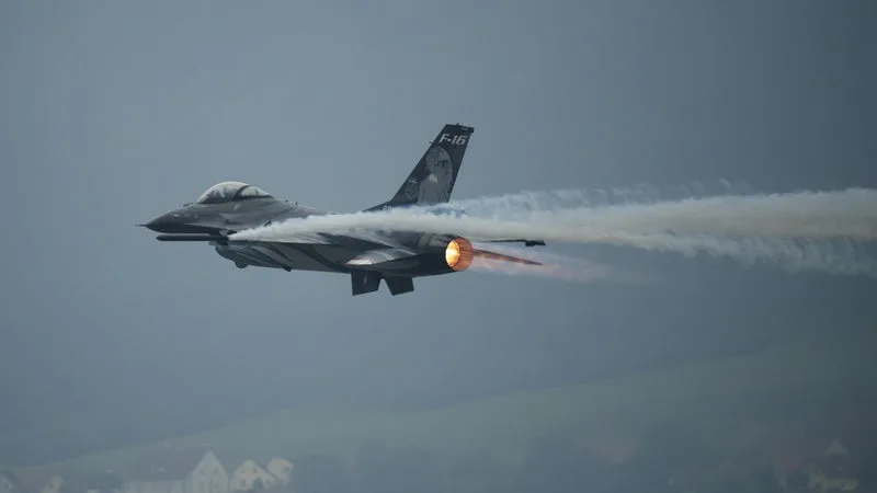 UN AVION DE CHASSE F-16 S’ÉCRASE AUX ÉTATS-UNIS, SON PILOTE « S’EST ÉJECTÉ AVEC SUCCÈS »