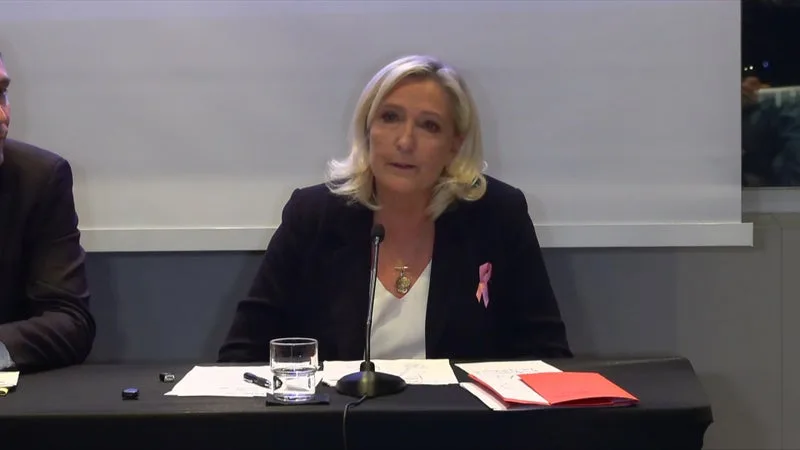 MARINE LE PEN ESTIME QUE RICHARD FERRAND « DOIT QUITTER LA TÊTE » DU CONSEIL CONSTITUTIONNEL APRÈS AVOIR BALAYÉ SA PROPOSITION DE RECOURIR AU RÉFÉRENDUM POUR RÉVISER LA CONSTITUTION