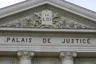 DANS LE PUY-DE-DÔME, UNE FEMME ET SON AMANT ACCUSÉS D’AVOIR ASSASSINÉ SON COMPAGNON SE RENVOIENT LA BALLE
