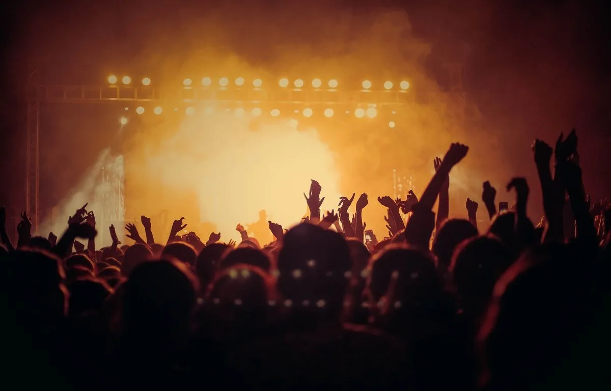 ÉTATS-UNIS : À 59 ANS, UN TEST ADN LUI RÉVÈLE QUE SON PÈRE BIOLOGIQUE EST UNE STAR DU ROCK